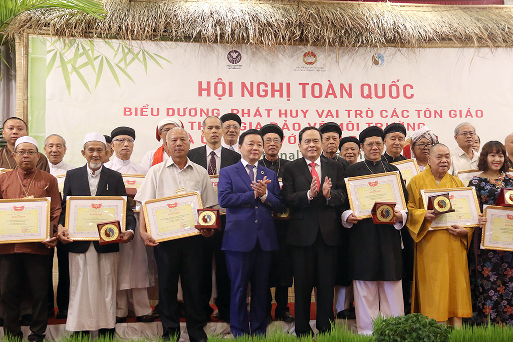 Vinh danh các tập thể, cá nhân, tổ chức tôn giáo tham gia tích cực bảo vệ môi trường, ứng phó với biến đổi khí hậu.