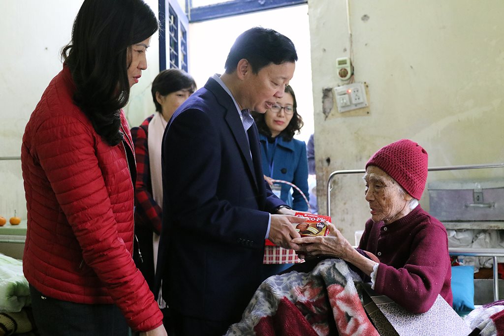 Bộ trưởng Trần Hồng Hà thăm, chúc Tết các cụ già và các cháu nhỏ tại Trung tâm Bảo trợ xã hội III